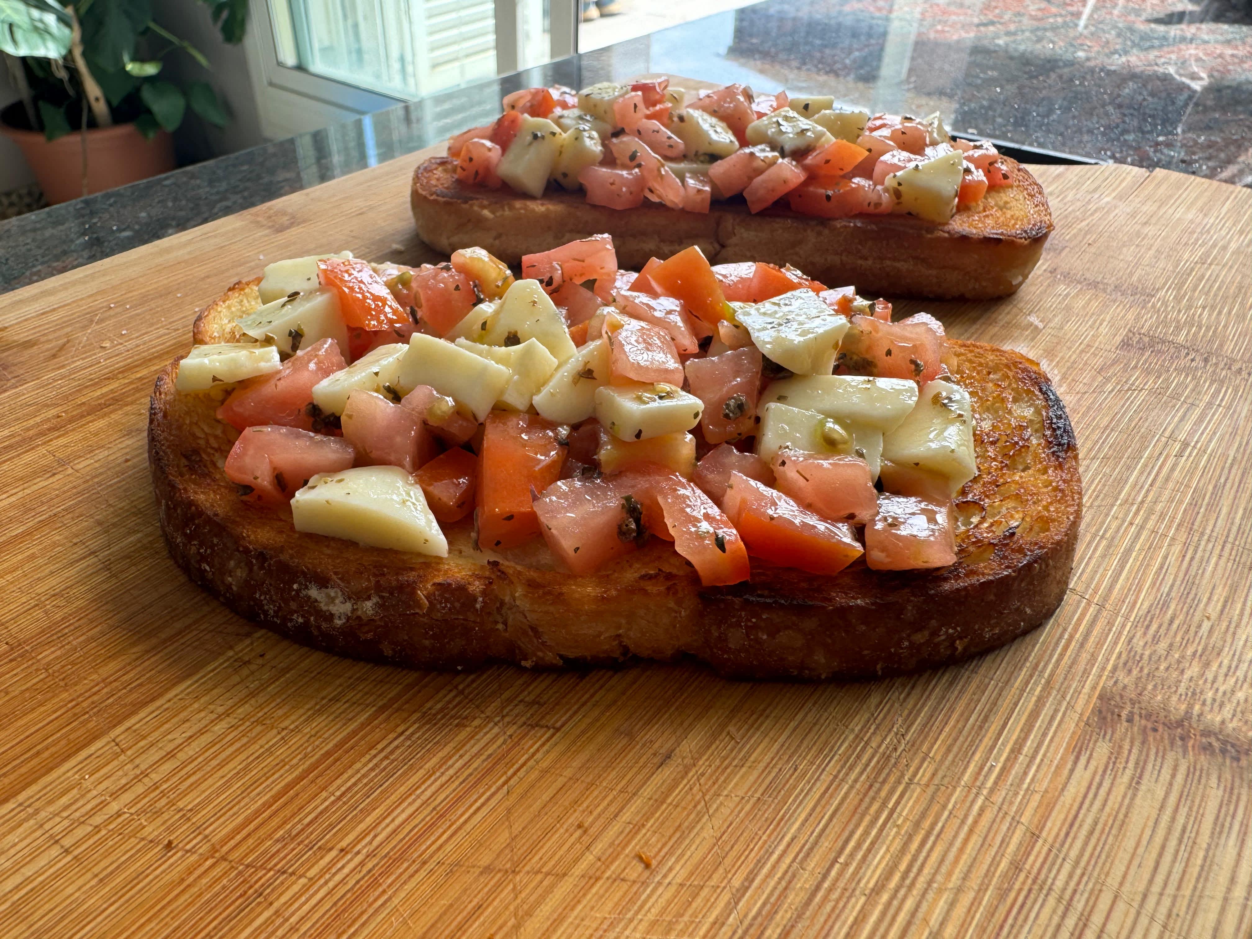 Bruschettas de tomate y queso