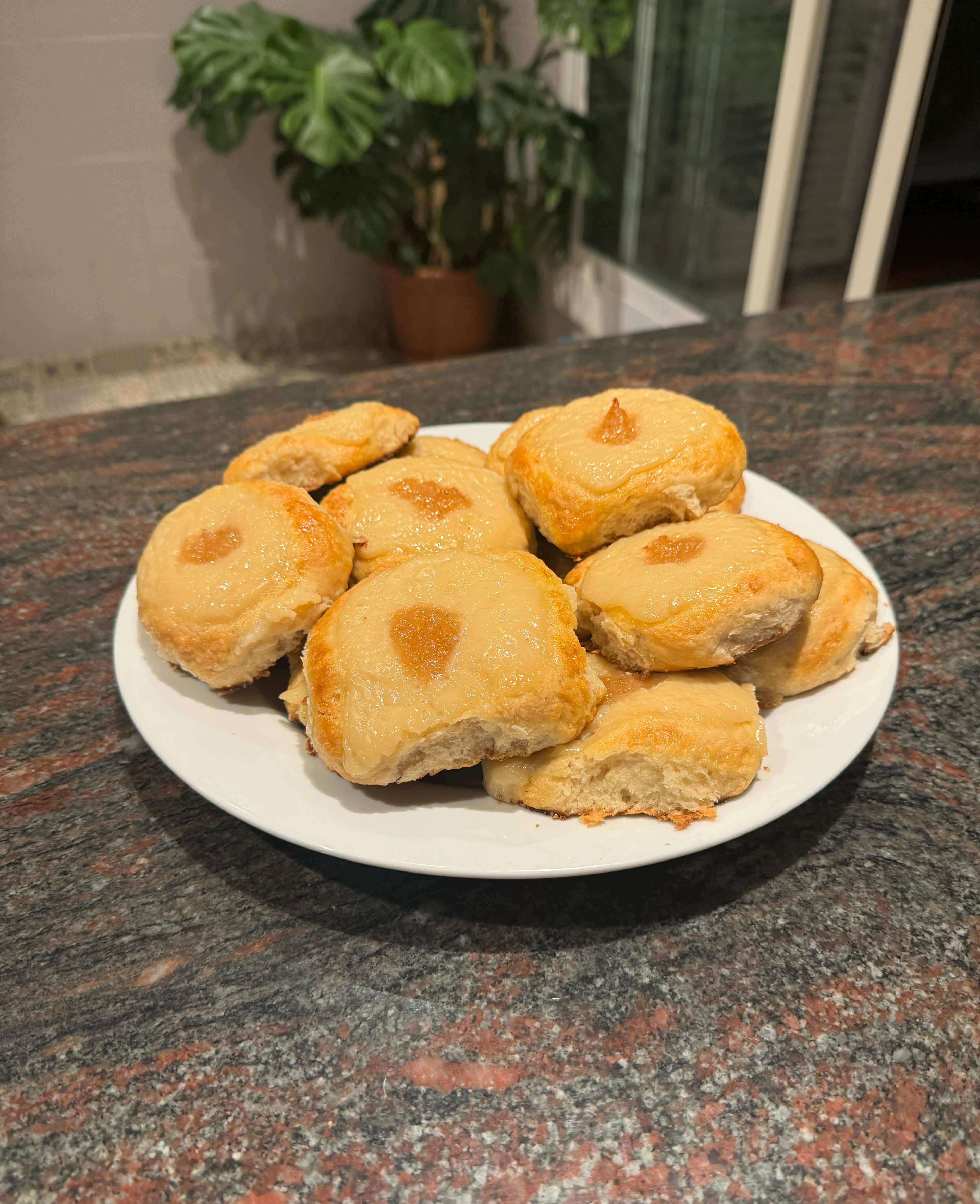 Facturas con pastelera y membrillo